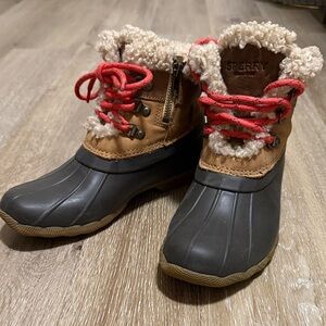 Sperry Saltwater Duck Boot Alpine Tan with Red Accents size 6